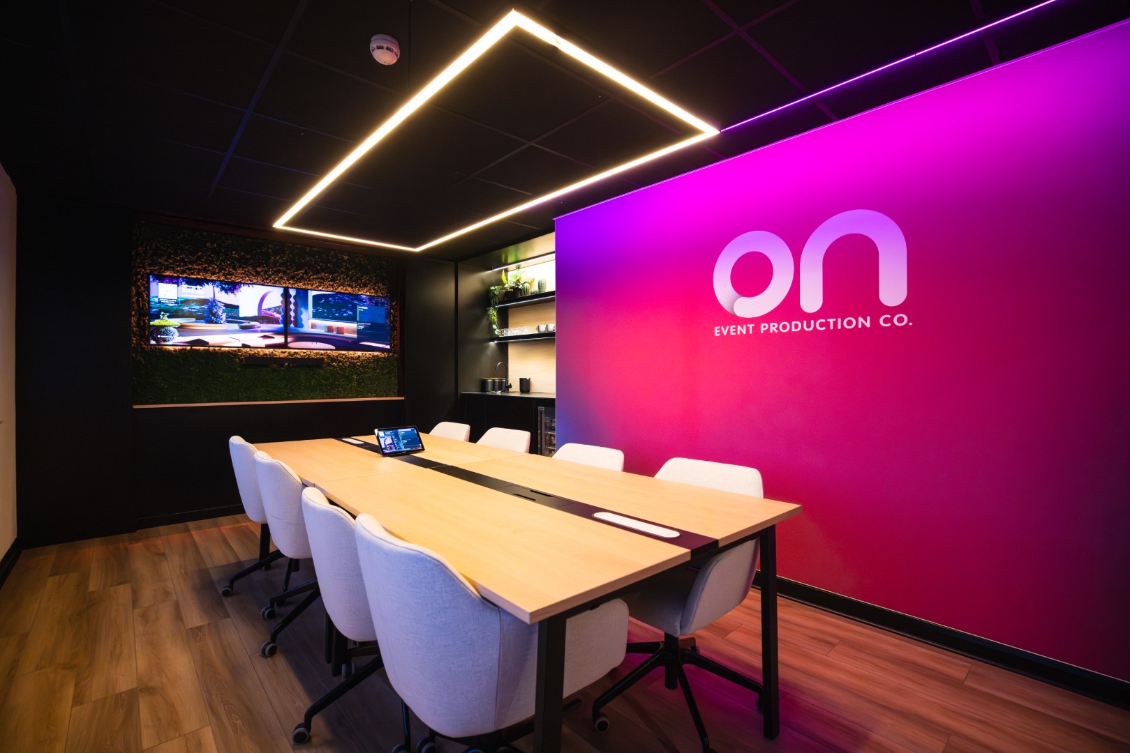 On Event Production Company | Live, Hybrid and Virtual Event Production | On scenic fabrication meeting room